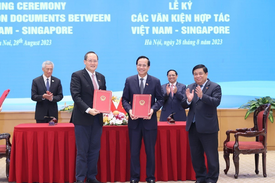 Thủ tướng Phạm Minh Chính và Thủ tướng Singapore Lý Hiển Long chứng kiến ký Biên bản ghi nhớ giữa Bộ Kế hoạch và Đầu tư Việt Nam và Bộ Công Thương Singapore về Chương trình Trao đổi Tài năng Đổi mới Sáng tạo Singapore-Việt Nam.(Ảnh: Dương Giang/TTXVN)