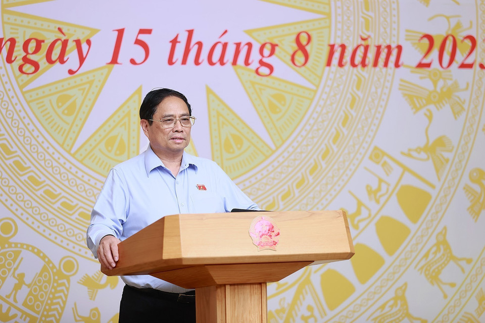 Thủ tướng Phạm Minh Chính động viên các cầu thủ Đội tuyển Bóng đá Nữ Quốc gia Việt Nam. (Ảnh: Dương Giang/TTXVN)