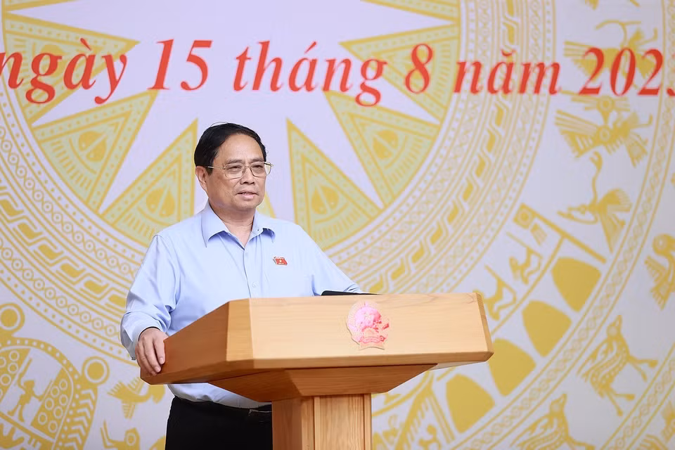Thủ tướng Phạm Minh Chính động viên các cầu thủ Đội tuyển Bóng đá Nữ Quốc gia Việt Nam. (Ảnh: Dương Giang/TTXVN)