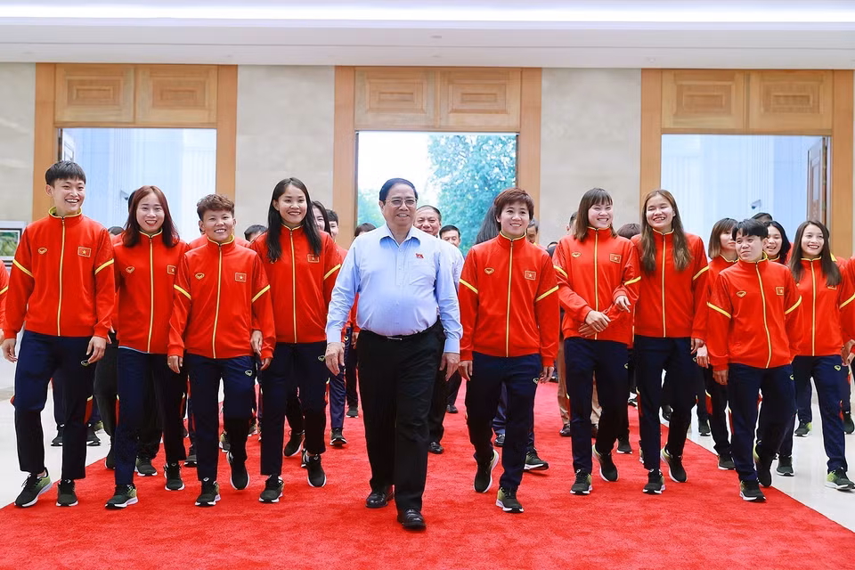 Thủ tướng Phạm Minh Chính với các cầu thủ Đội tuyển Bóng đá Nữ Quốc gia Việt Nam. (Ảnh: Dương Giang/TTXVN)