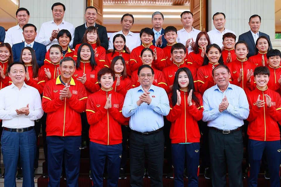 Thủ tướng Phạm Minh Chính với các cầu thủ và Ban Huấn luyện Đội tuyển Bóng đá Nữ Quốc gia Việt Nam. (Ảnh: Dương Giang/TTXVN)