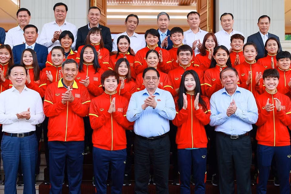 Thủ tướng Phạm Minh Chính với các cầu thủ và Ban Huấn luyện Đội tuyển Bóng đá Nữ Quốc gia Việt Nam. (Ảnh: Dương Giang/TTXVN)
