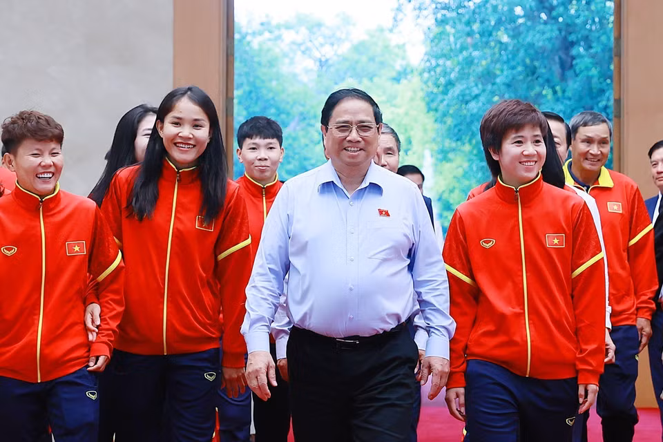 Thủ tướng Phạm Minh Chính với các cầu thủ Đội tuyển Bóng đá Nữ Quốc gia Việt Nam. (Ảnh: Dương Giang/TTXVN)