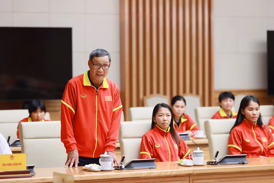 Huấn luyện viên Trưởng Đội tuyển Bóng đá Nữ Quốc gia Việt Nam Mai Đức Chung phát biểu. (Ảnh: Dương Giang/TTXVN)