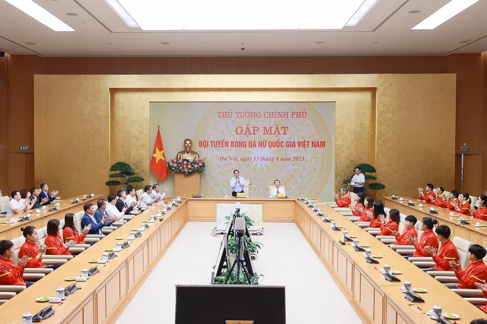 Thủ tướng Phạm Minh Chính gặp mặt, động viên các cầu thủ Đội tuyển Bóng đá Nữ Quốc gia Việt Nam. (Ảnh: Dương Giang/TTXVN)