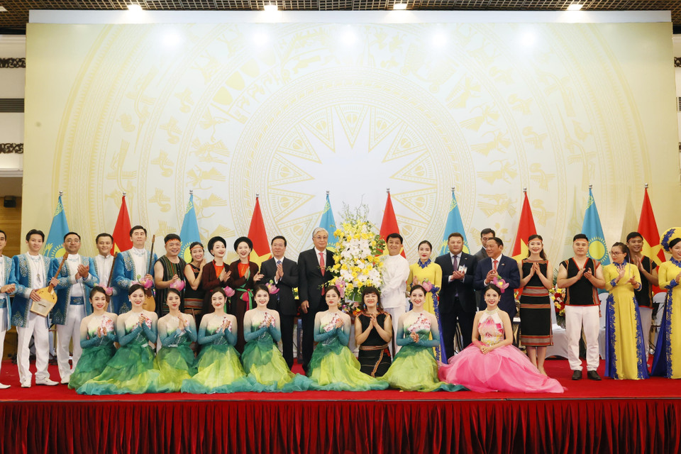 Chủ tịch nước Võ Văn Thưởng và Tổng thống Cộng hòa Kazakhstan Kassym-Jomart Tokayev chụp ảnh lưu niệm cùng các nghệ sỹ. (Ảnh: Thống Nhất/TTXVN)