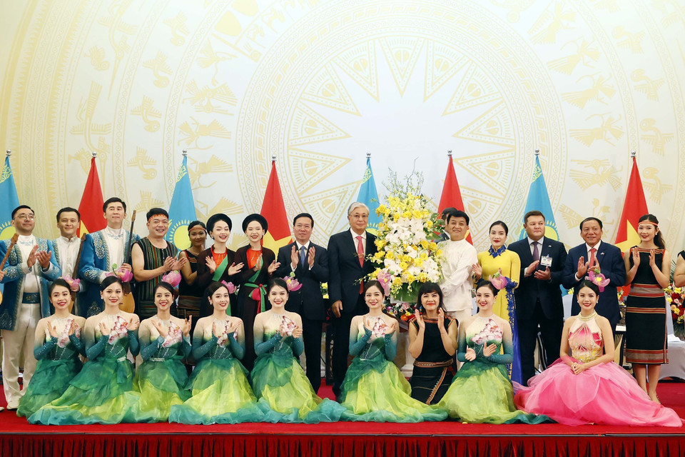 Chủ tịch nước Võ Văn Thưởng và Tổng thống Cộng hòa Kazakhstan Kassym-Jomart Tokayev tặng hoa cho các nghệ sỹ. (Ảnh: Thống Nhất/TTXVN)