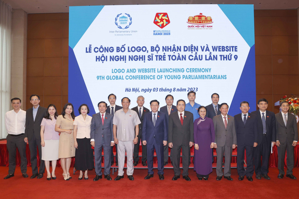 Chủ tịch Quốc hội Vương Đình Huệ chụp ảnh lưu niệm với đại biểu. (Ảnh: Doãn Tấn/TTXVN)