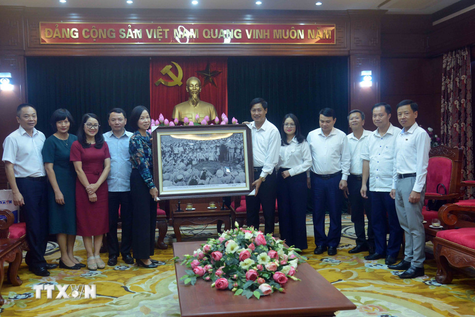 Tổng Giám đốc TTXVN Vũ Việt Trang tặng bức ảnh "Bác Hồ đến thăm, nói chuyện với công nhân Nông trường Mộc Châu, ngày 8/5/1959" cho lãnh đạo tỉnh Sơn La. (Ảnh: Quang Quyết/TTXVN)