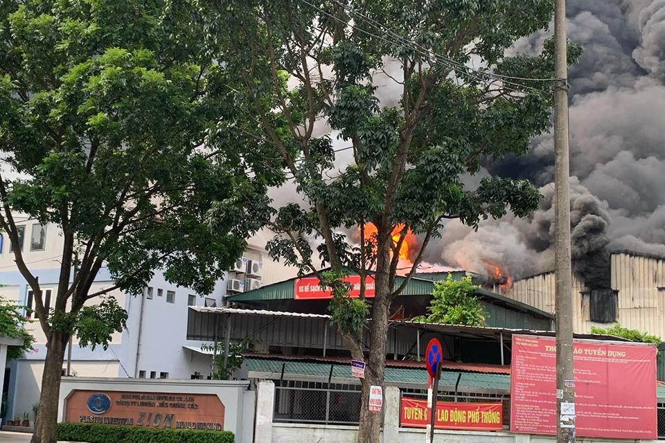 9 giờ sáng nay, 11/8.một đám cháy dữ dội đã bất ngờ bùng phát và hiện đang bốc lên dữ dội tại Khu Công nghiệp Sài Đồng, gần siêu thị Aeon Mall Long Biên, Hà Nội. (Ảnh: PV/Vietnam+)
