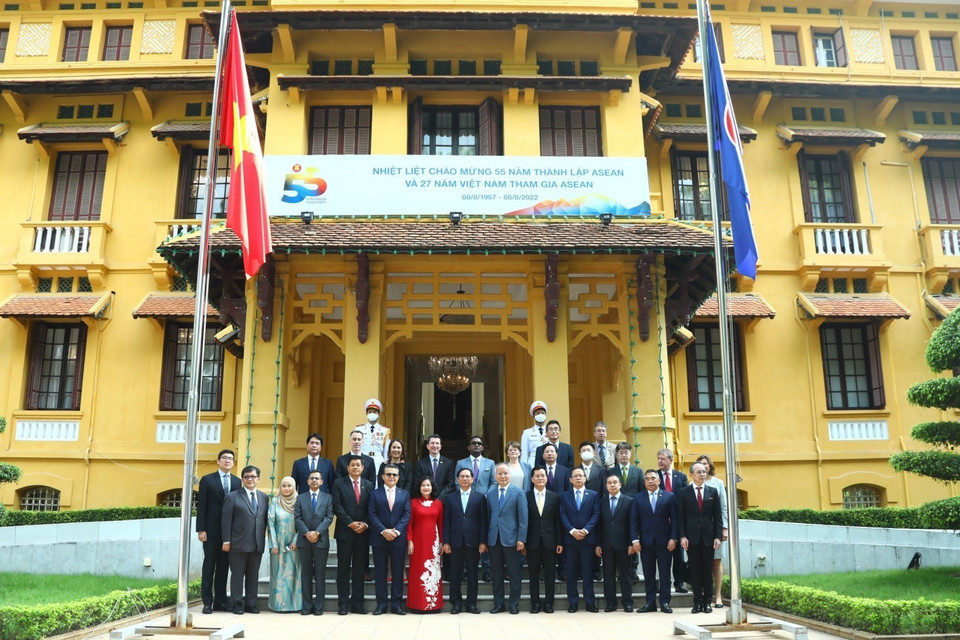 Đại diện các nước thành viên ASEAN chụp ảnh lưu niệm tại Lễ Thượng cờ. (Ảnh: Văn Điệp/TTXVN)