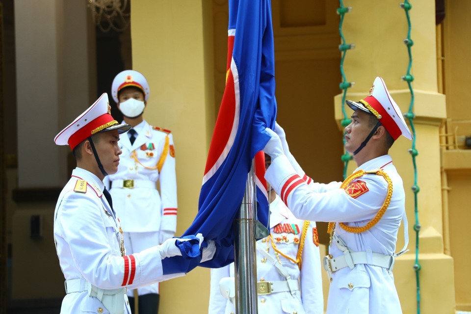 Lực lượng tiêu binh thực hiện nghi thức thượng cờ ASEAN.(Ảnh: Văn Điệp/TTXVN)