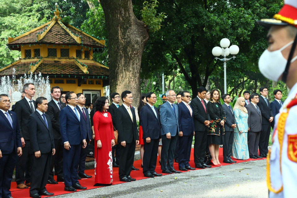Đại diện các nước thành viên ASEAN cùng các đại biểu dự Lễ Thượng cờ. (Ảnh: Văn Điệp/TTXVN)