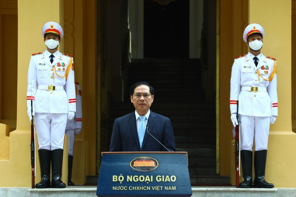 Bộ trưởng Bộ Ngoại giao Bùi Thanh Sơn phát biểu tại Lễ Thượng cờ. (Ảnh: Văn Điệp/TTXVN)