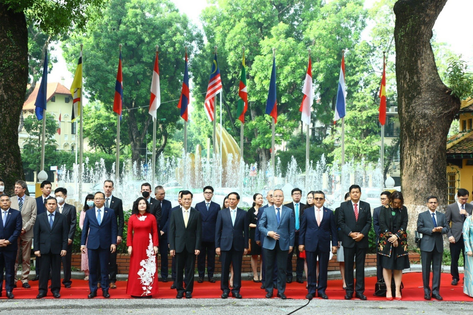 Đại diện các nước thành viên ASEAN cùng các đại biểu dự Lễ Thượng cờ. (Ảnh: Văn Điệp/TTXVN)