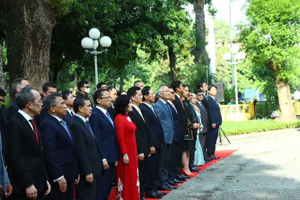 Đại diện các nước thành viên ASEAN cùng các đại biểu dự Lễ Thượng cờ. (Ảnh: Văn Điệp/TTXVN)