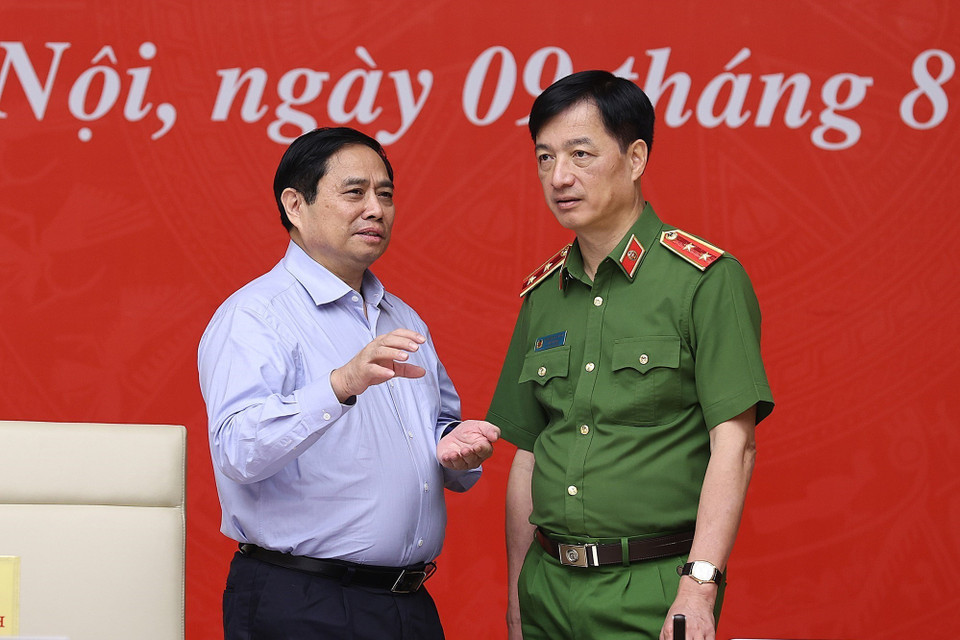 Thủ tướng Phạm Minh Chính trao đổi với Trung tướng Nguyễn Duy Ngọc, Thứ trưởng Bộ Công an. (Ảnh: Dương Giang/TTXVN)