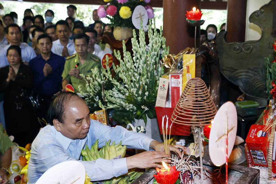 Chủ tịch nước Nguyễn Xuân Phúc và các đại biểu dâng hương tưởng niệm Bác Hồ. (Ảnh: Thống Nhất/TTXVN)