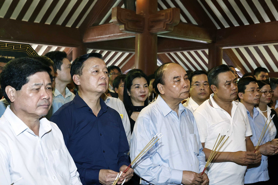 Chủ tịch nước Nguyễn Xuân Phúc và các đại biểu dâng hương tưởng niệm Bác Hồ. (Ảnh: Thống Nhất/TTXVN)