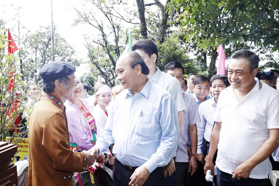 Hoạt động của Chủ tịch nước tại Đền thờ Bác Hồ. (Ảnh: Thống Nhất/TTXVN)