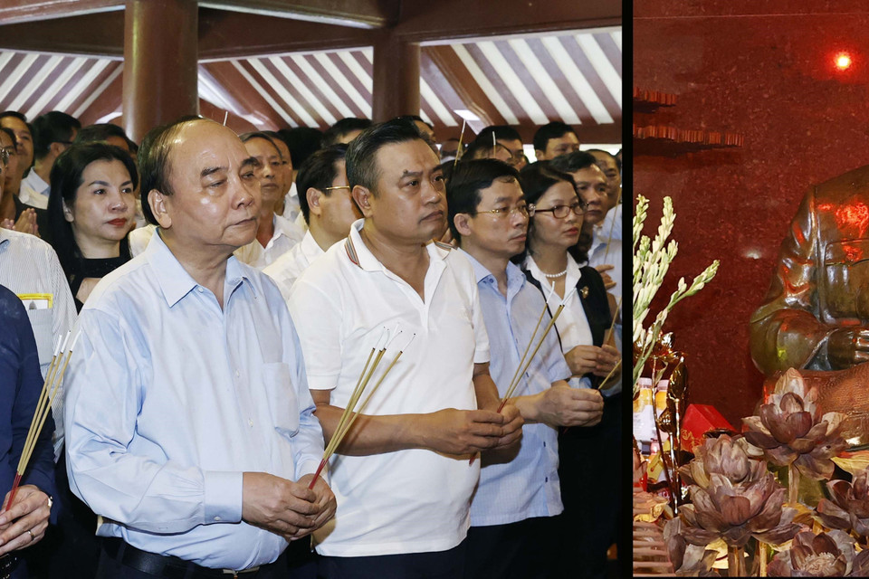 Chủ tịch nước Nguyễn Xuân Phúc và các đại biểu dâng hương tưởng niệm Bác Hồ. (Ảnh: Thống Nhất/TTXVN)