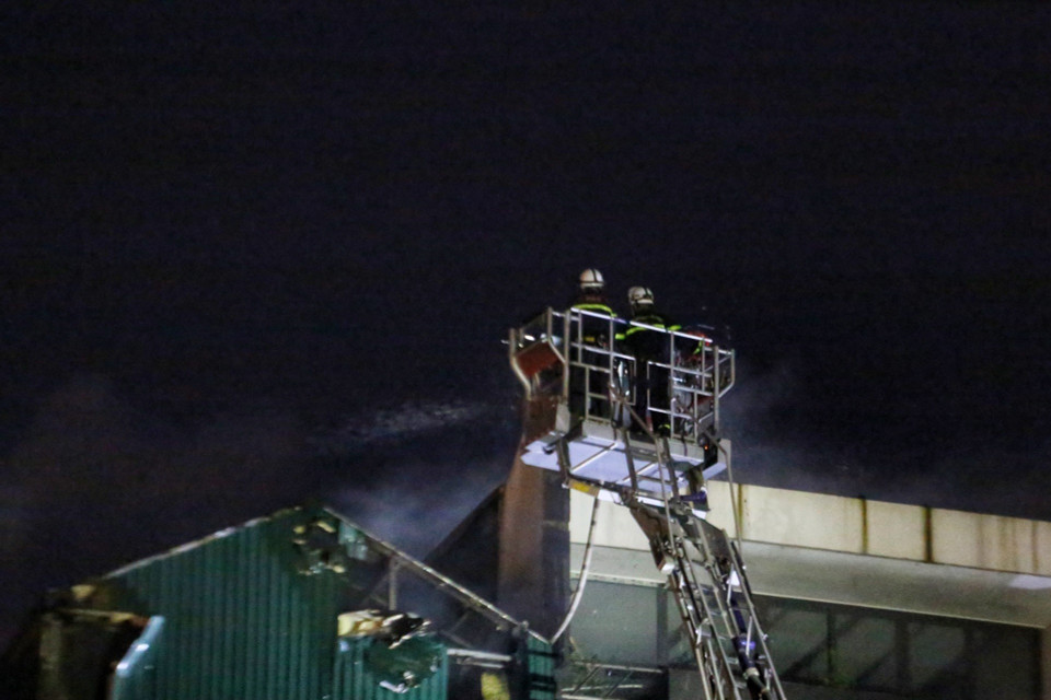 Cảnh sát Phòng cháy chữa cháy và Cứu nạn cứu hộ tiếp tục khống chế vụ cháy (ảnh chụp lúc 19h24). (Ảnh: Tuấn Đức/TTXVN)