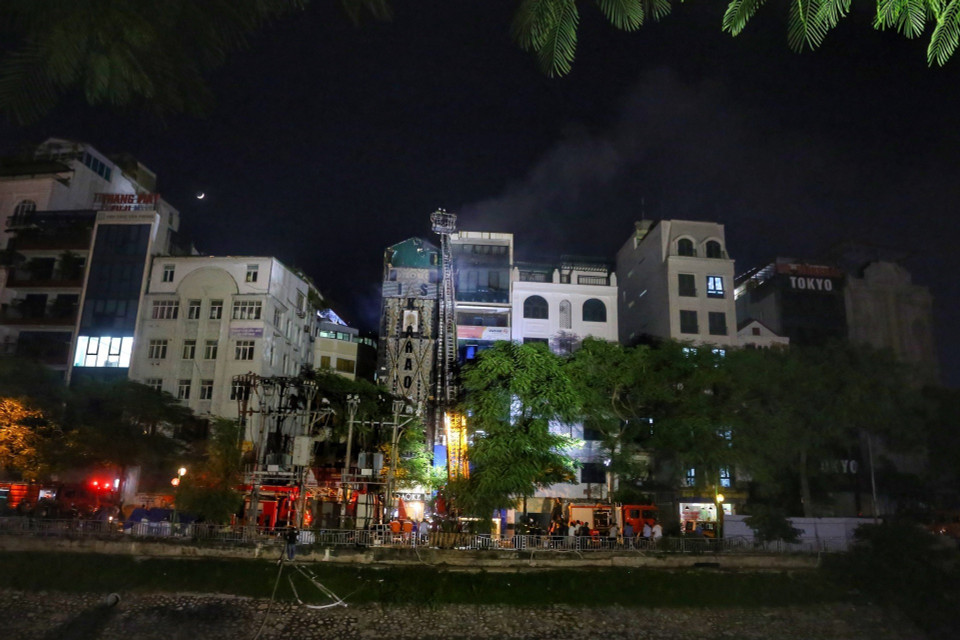 Hiện trường vụ cháy lúc 19h. (Ảnh: Tuấn Đức/TTXVN)