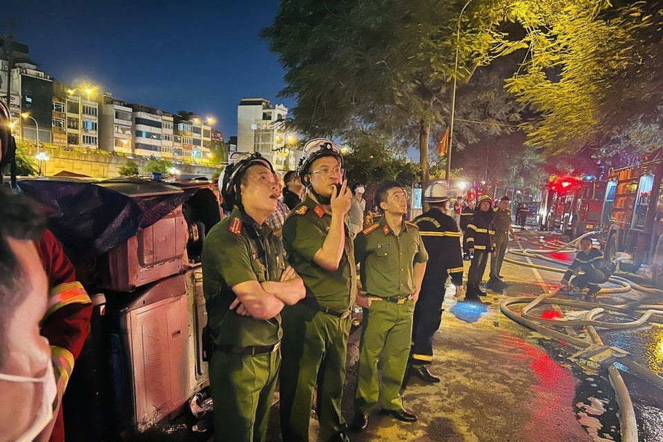 Lãnh đạo Bộ Công an và Công an Hà Nội túc trực, chỉ đạo công tác chữa cháy và cứu nạn, cứu hộ tại hiện trường. (Ảnh: Phạm Kiên/TTXVN)