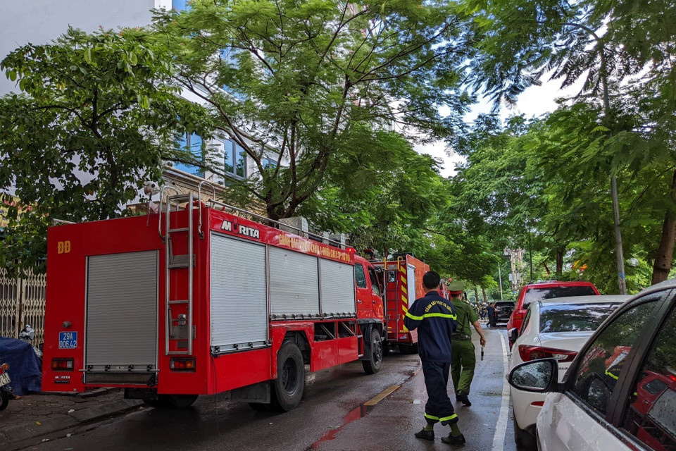 Trong quá trình tham gia chữa cháy, cứu nạn, cứu hộ, có 3 chiến sỹ cảnh sát thuộc đội Cảnh sát Phòng cháy chữa cháy và Cứu nạn cứu hộ Công an quận Cầu Giấy đã hy sinh. (Ảnh: TTXVN phát)