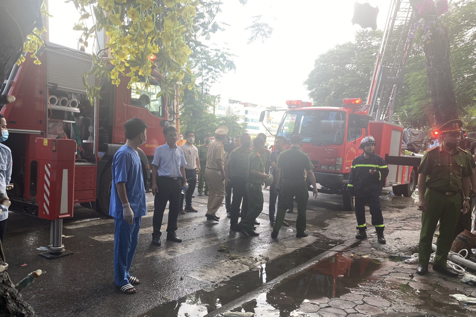 Cảnh sát phòng cháy chữa cháy và cứu nạn, cứu hộ tại hiện trường vụ cháy. (Ảnh: TTXVN phát)