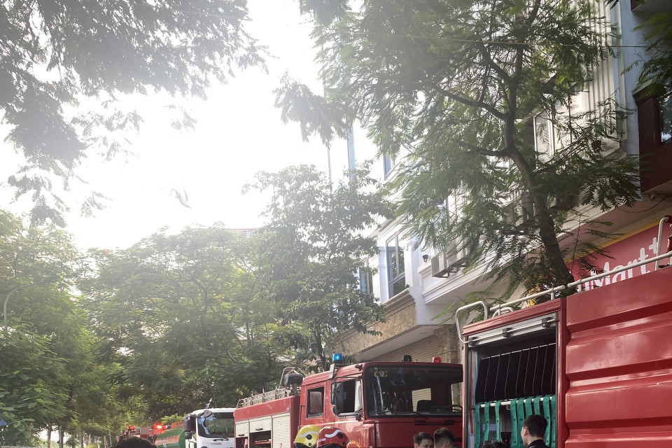 Lực lượng chức năng đã điều khoảng 5 phương tiện chữa cháy chuyên dụng, cùng nhiều lực lượng tới hiện trường để chữa cháy.(Ảnh: TTXVN phát)