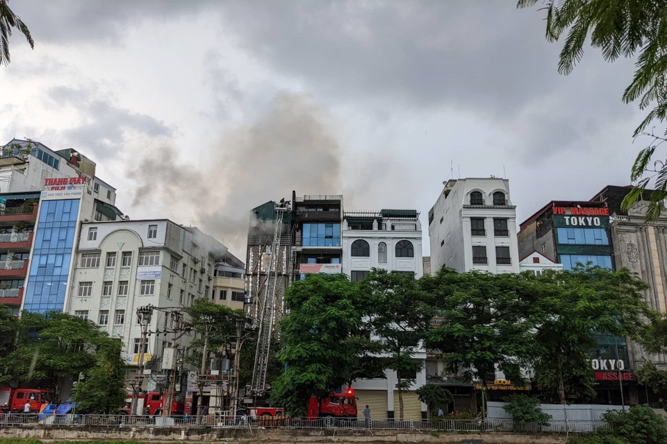 Cảnh sát phòng cháy chữa cháy và cứu nạn, cứu hộ, Công an thành phố Hà Nội đã dùng xe thang đưa lực lượng chữa cháy lên khu vực tầng thượng của ngôi nhà. (Ảnh: TTXVN phát)