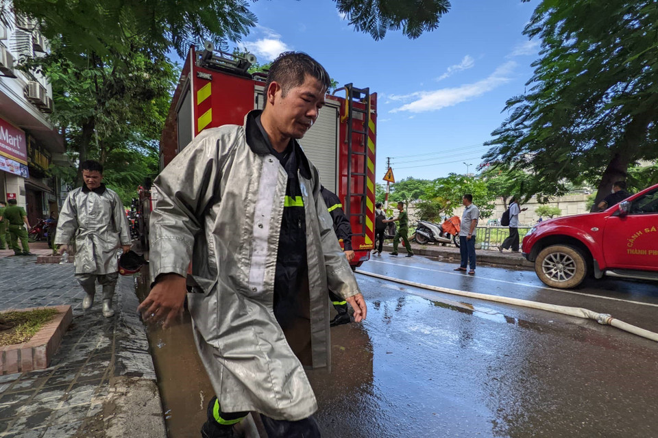 Lực lượng cứu hộ được điều đến hiện trường vụ cháy. (Ảnh: TTXVN phát)