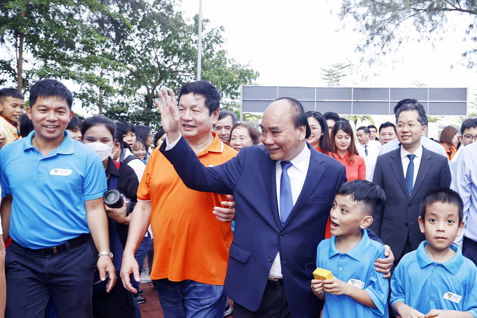 Chủ tịch nước Nguyễn Xuân Phúc với học sinh trường tiểu học, THCS và THPT Hy Vọng.(Ảnh: Thống Nhất/TTXVN)