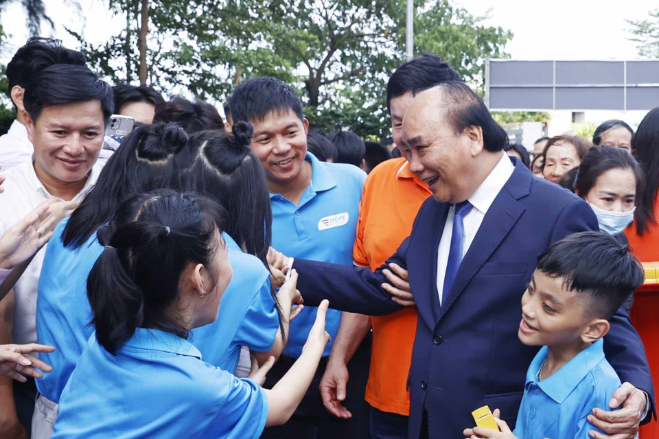 Chủ tịch nước Nguyễn Xuân Phúc với học sinh trường tiểu học, THCS và THPT Hy Vọng. (Ảnh: Thống Nhất/TTXVN)