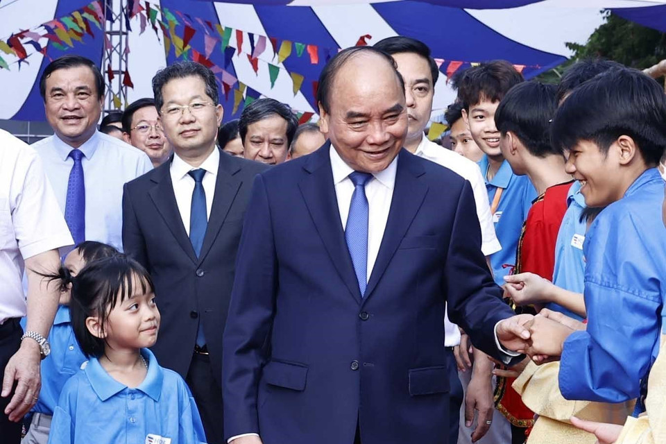 Chủ tịch nước Nguyễn Xuân Phúc với học sinh trường tiểu học, THCS và THPT Hy Vọng. (Ảnh: Thống Nhất/TTXVN)