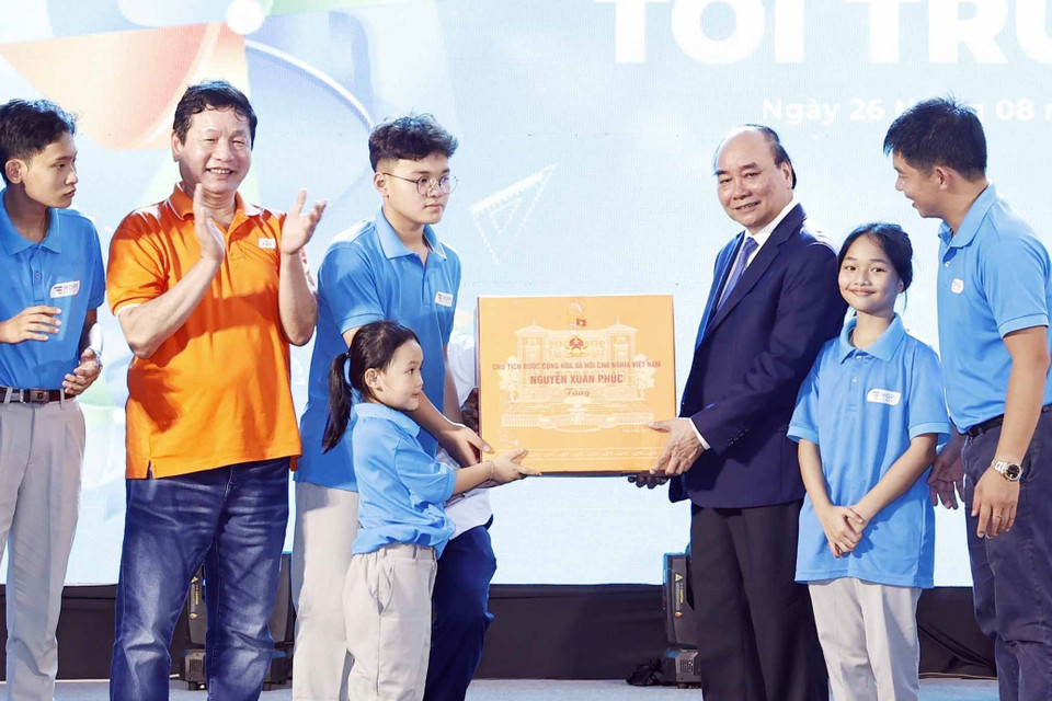 Chủ tịch nước Nguyễn Xuân Phúc tặng quà cho trường tiểu học, trung học cơ sở và trung học phổ thông Hy Vọng. (Ảnh: Thống Nhất/TTXVN)