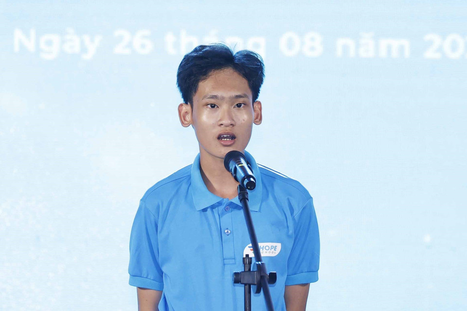 Em Lưu Hữu Nghị, lớp 10 từ Thành phố Hồ Chí Minh phát biểu cảm ơn. (Ảnh: Thống Nhất/TTXVN)