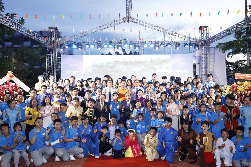 Chủ tịch nước Nguyễn Xuân Phúc với học sinh trường tiểu học, trung học cơ sở và trung học phổ thông Hy Vọng. (Ảnh: Thống Nhất/TTXVN)