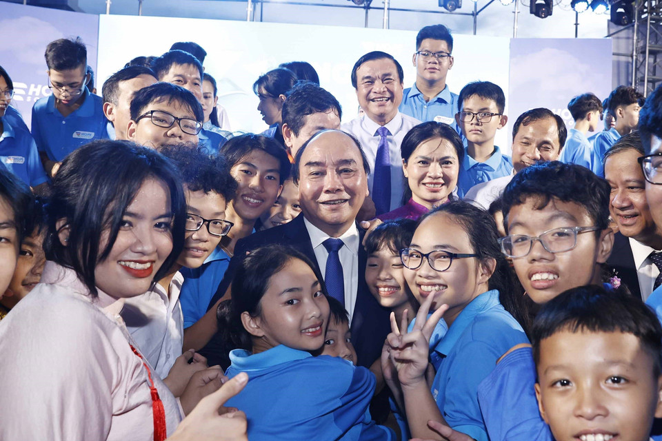 Chủ tịch nước Nguyễn Xuân Phúc với học sinh trường tiểu học, trung học cơ sở và trung học phổ thông Hy Vọng. (Ảnh: Thống Nhất/TTXVN)