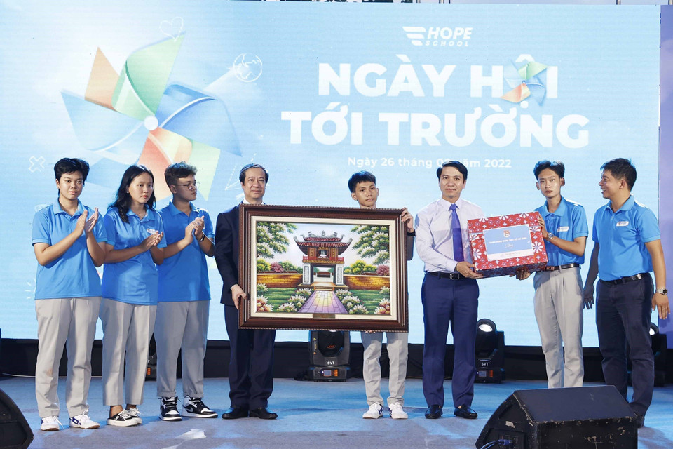 Các đại biểu tặng quà cho trường tiểu học, trung học cơ sở và trung học phổ thông Hy Vọng. (Ảnh: Thống Nhất/TTXVN)