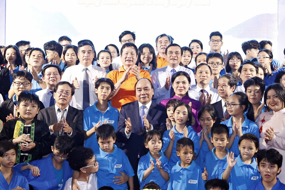 Chủ tịch nước Nguyễn Xuân Phúc với học sinh trường tiểu học, trung học cơ sở và trung học phổ thông Hy Vọng. (Ảnh: Thống Nhất/TTXVN)
