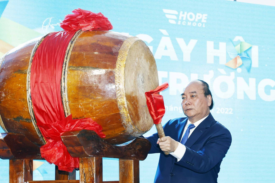 Chủ tịch nước Nguyễn Xuân Phúc đánh trống tại Ngày hội tới trường. (Ảnh: Thống Nhất/TTXVN)