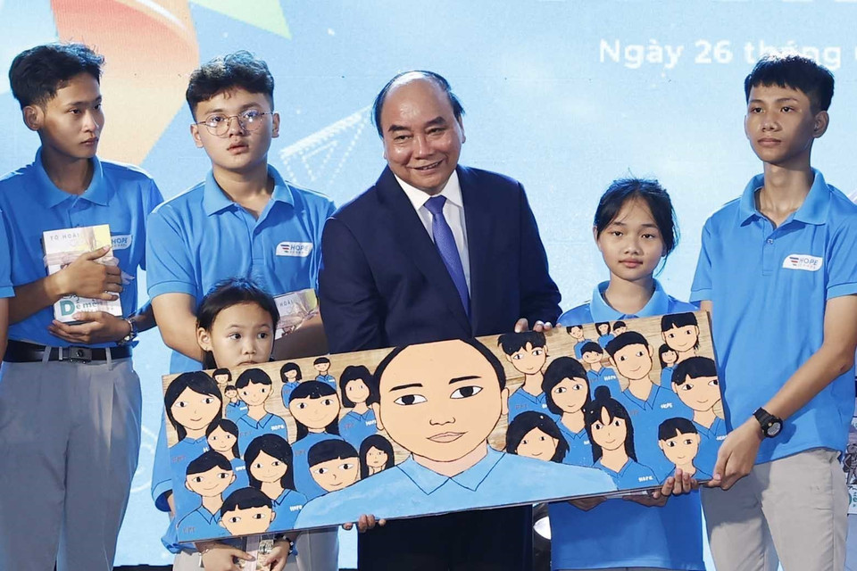 Các em học sinh kính tặng Chủ tịch nước Nguyễn Xuân Phúc bức tranh do chính tay các em vẽ. (Ảnh: Thống Nhất/TTXVN)