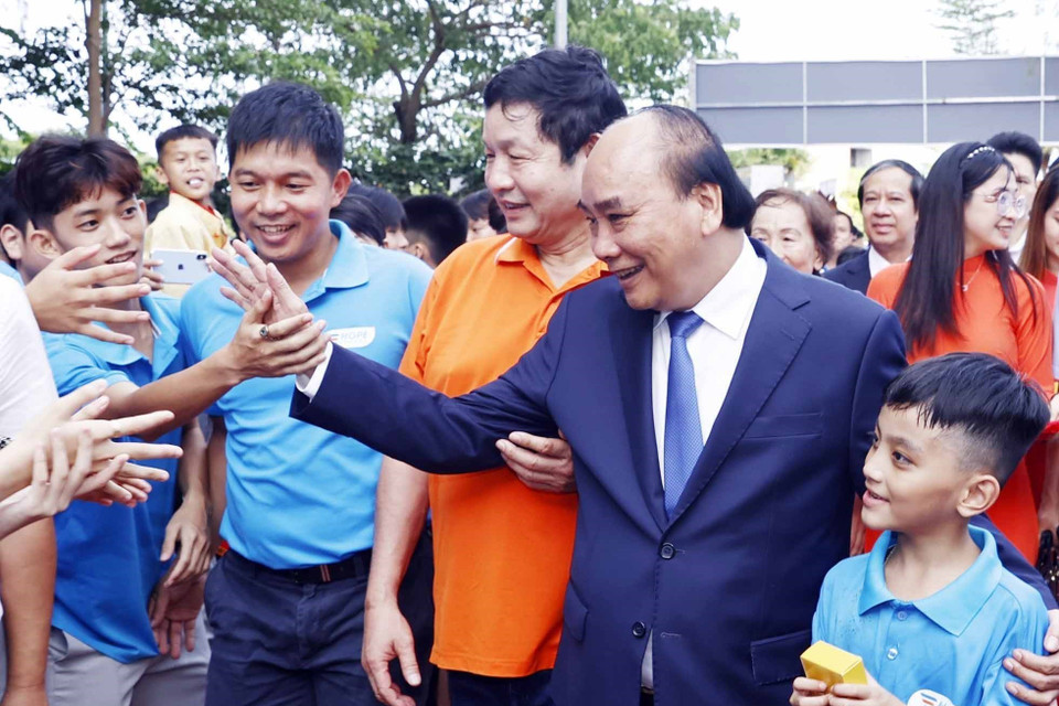 Chủ tịch nước Nguyễn Xuân Phúc với học sinh trường tiểu học, THCS và THPT Hy Vọng.(Ảnh: Thống Nhất/TTXVN)