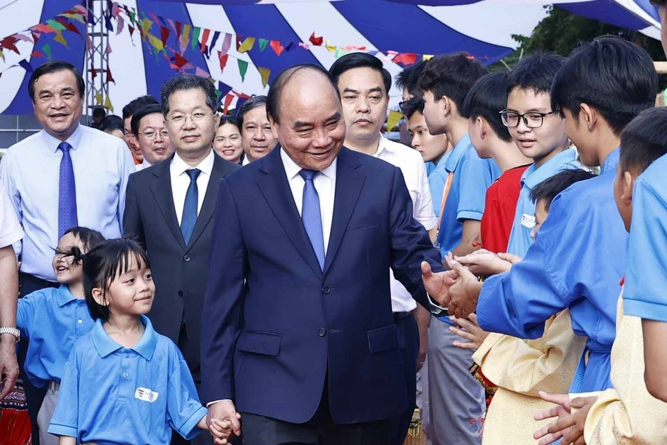 Chủ tịch nước Nguyễn Xuân Phúc với học sinh trường tiểu học, THCS và THPT Hy Vọng. (Ảnh: Thống Nhất/TTXVN)