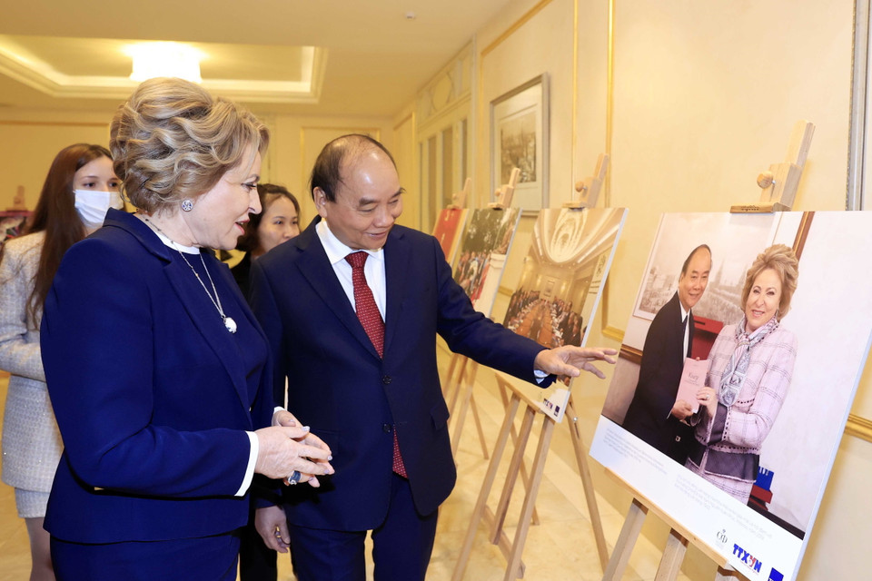 Chủ tịch nước Nguyễn Xuân Phúc và Chủ tịch Hội đồng Liên bang Nga Valentina Matvienko thăm quan triển lãm ảnh 'Hai thập niên quan hệ đối tác chiến lược giữa Nga và Việt Nam qua những bức ảnh của phóng viên TTXVN và TASS.' (Ảnh: Thống Nhất-TTXVN)