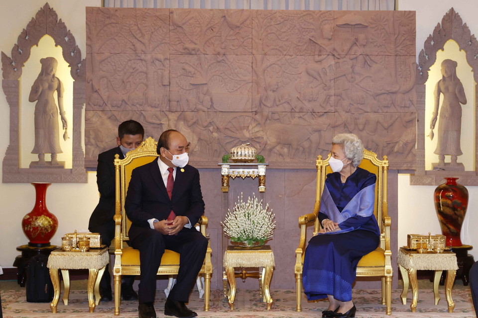 Chủ tịch nước Nguyễn Xuân Phúc gặp Hoàng Thái hậu Norodom Monineath Sihanouk. (Ảnh: Thống Nhất/TTXVN)