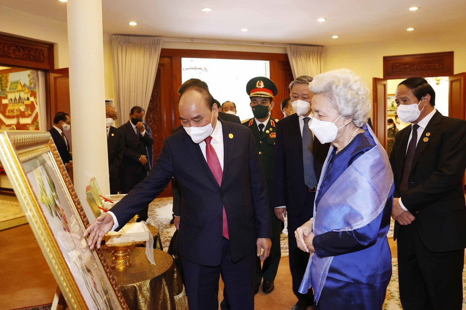 Chủ tịch nước Nguyễn Xuân Phúc tặng quà cho Hoàng Thái hậu Norodom Monineath Sihanouk. (Ảnh: Thống Nhất/TTXVN)