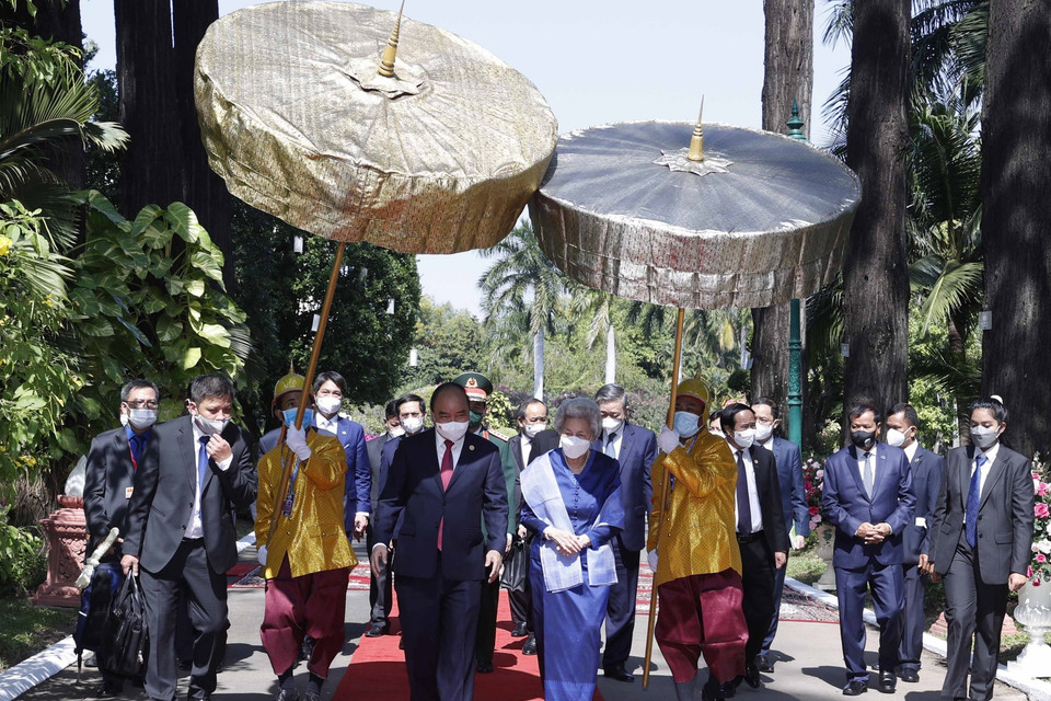 Chủ tịch nước Nguyễn Xuân Phúc gặp Hoàng Thái hậu Norodom Monineath Sihanouk. (Ảnh: Thống Nhất/TTXVN)